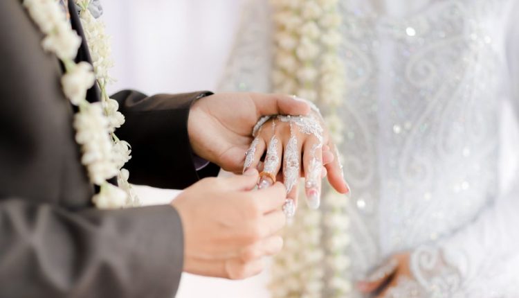 Sekjen MUI mengajak masyarakat menolak nikah beda agama karena bertentangan dengan konstitusi dan peraturan perundangan-undangan.