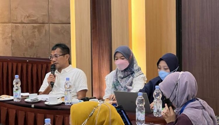 Sekretaris BPJPH Arfi Hatim (berbaju putih) saat memimpin rapat koordinasi. (Dok. Kemenag)