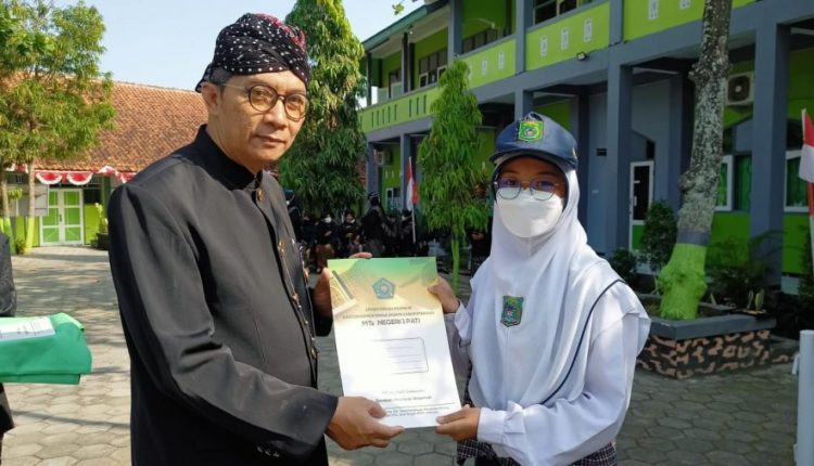 Bibit Rizqiana, siswa MTsN 1 Pati peraih 142 medali. (dok. Kemenag)