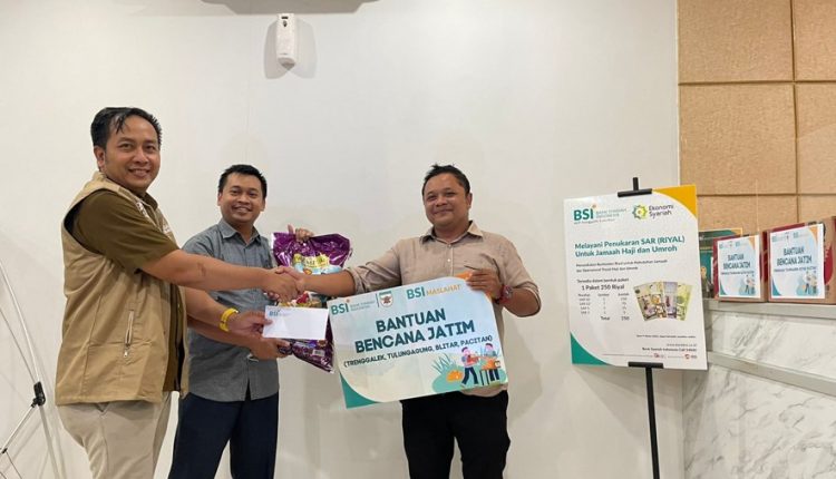BSI Maslahat Serahkan Bantuan kepada penyintas Banjir Trenggalek dan Tulungagung Jawa Timur