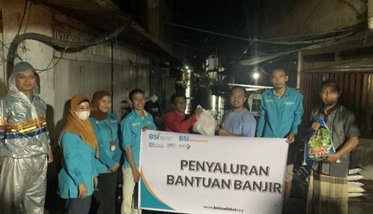 BSI dan BSI Maslahat Serahkan Bantuan kepada penyintas Banjir Pangkalan Bun
