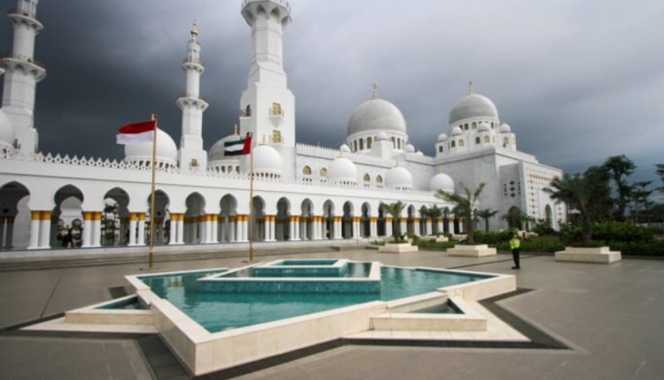 ZHO Abu Dhabi Sumbang 160 Rehal Al-Quran untuk Masjid Syekh Zayed Solo